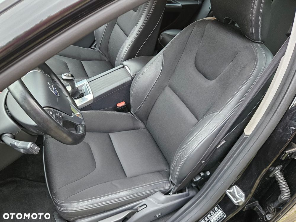 Volvo V60 T3 Momentum - 25