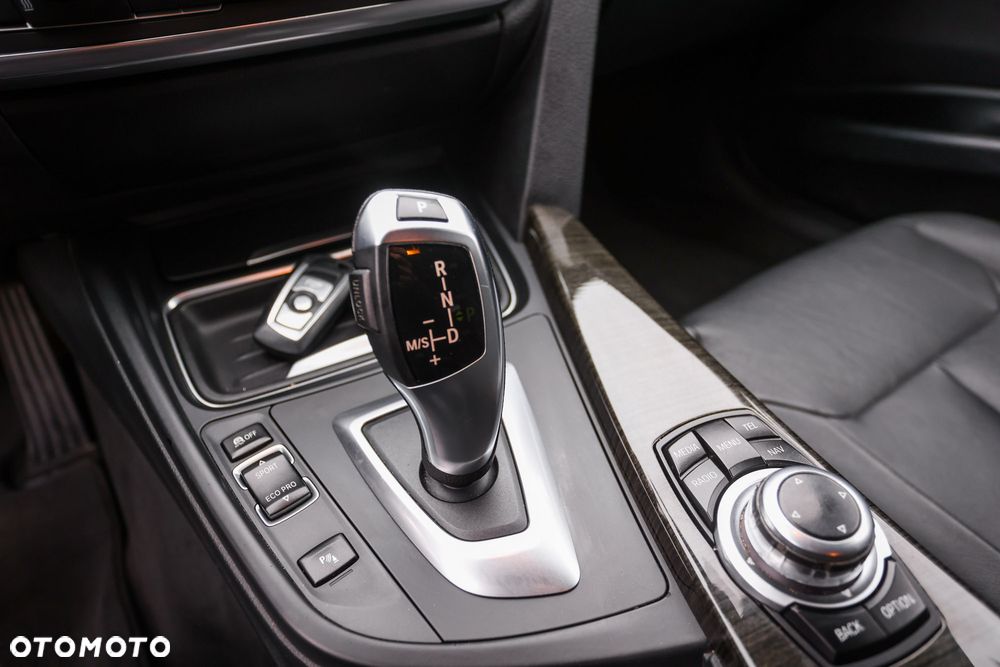 BMW Seria 3 320d xDrive Luxury Line - 32