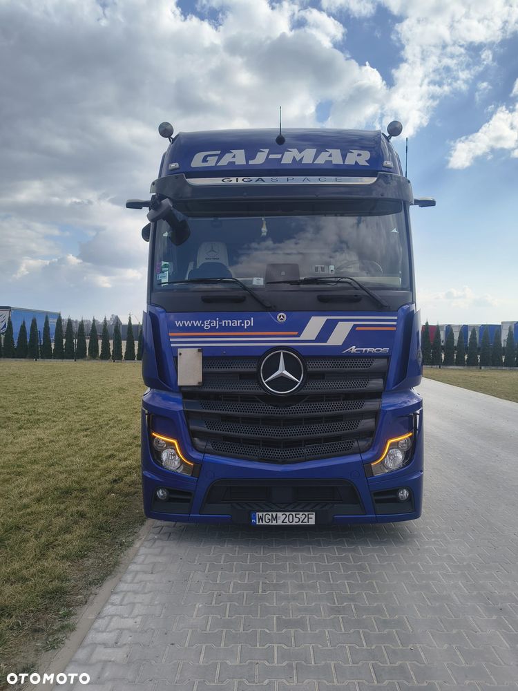 Mercedes-Benz Mega - 1