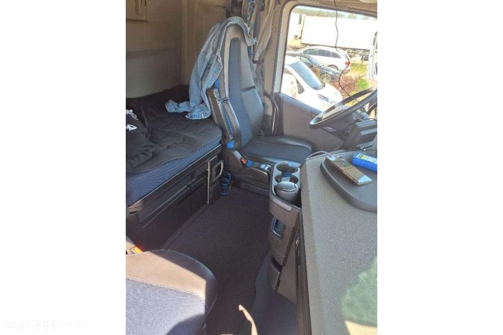 Volvo Vehicle Tractor 4x2 Standard - 3