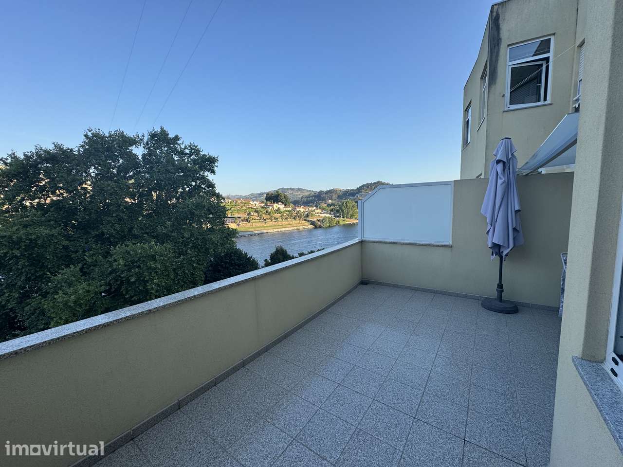 Apartamento com varanda e vistas privilegiadas para o Tâmega e Douro - Grande imagem: 4/17