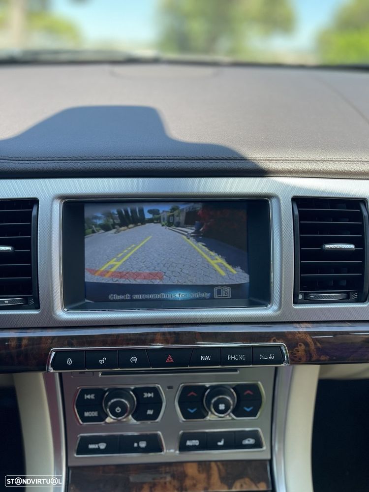 Jaguar XF Sportbrake 2.2 D Luxury - 24