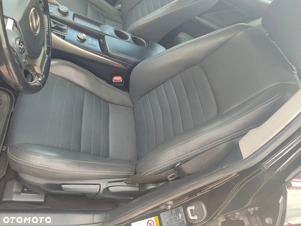 Lexus IS 200t Elite - 18