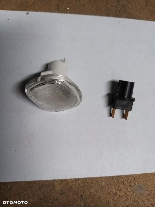 KIERUNKOWSKAZ  migacz BOCZNY AUDI A3 A4  96-08/03 - BOCZNY A2/A4 BIALY LE=PR 18-5327-15-2 - 3