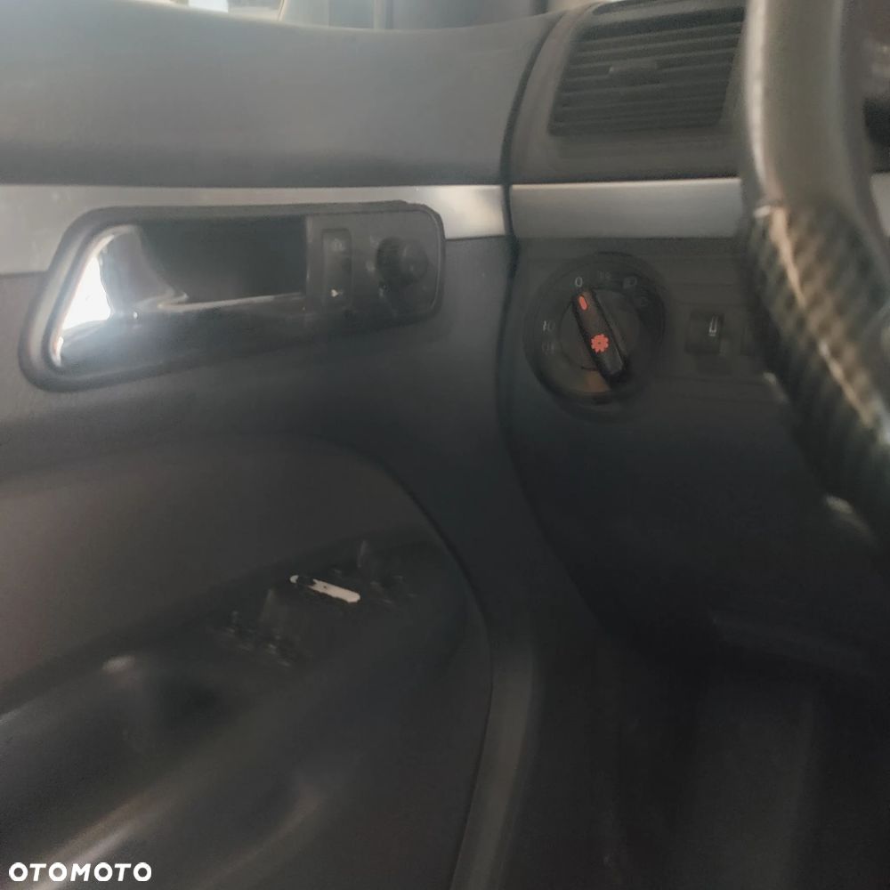 Volkswagen Touran 2.0 TDI DPF Highline - 14