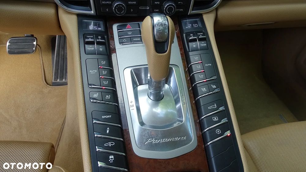 Porsche Panamera 4S - 24
