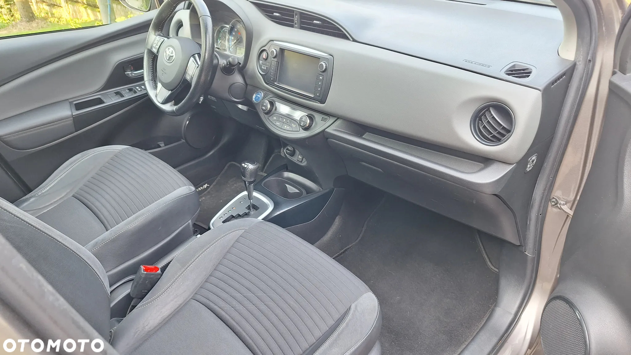 Toyota Yaris Hybrid 100 Premium - 16