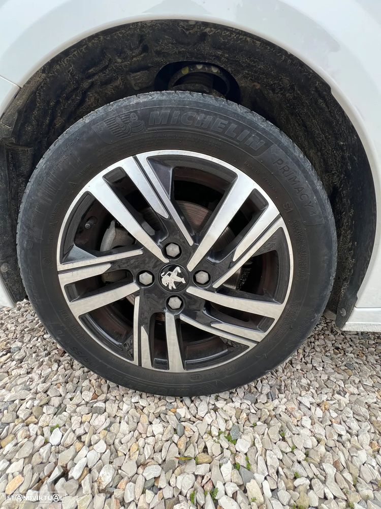 Peugeot 208 1.2 PureTech Allure EAT8 - 8