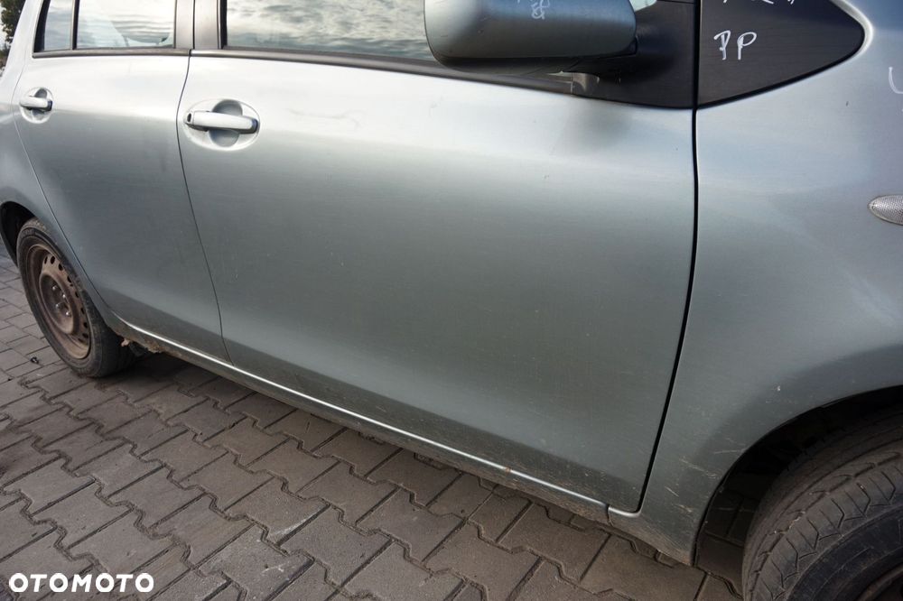 DRZWI PRZEDNIE PRAWE YARIS II 5D HB 1F8  SZARY TOYOTA 2005-2009 - 4