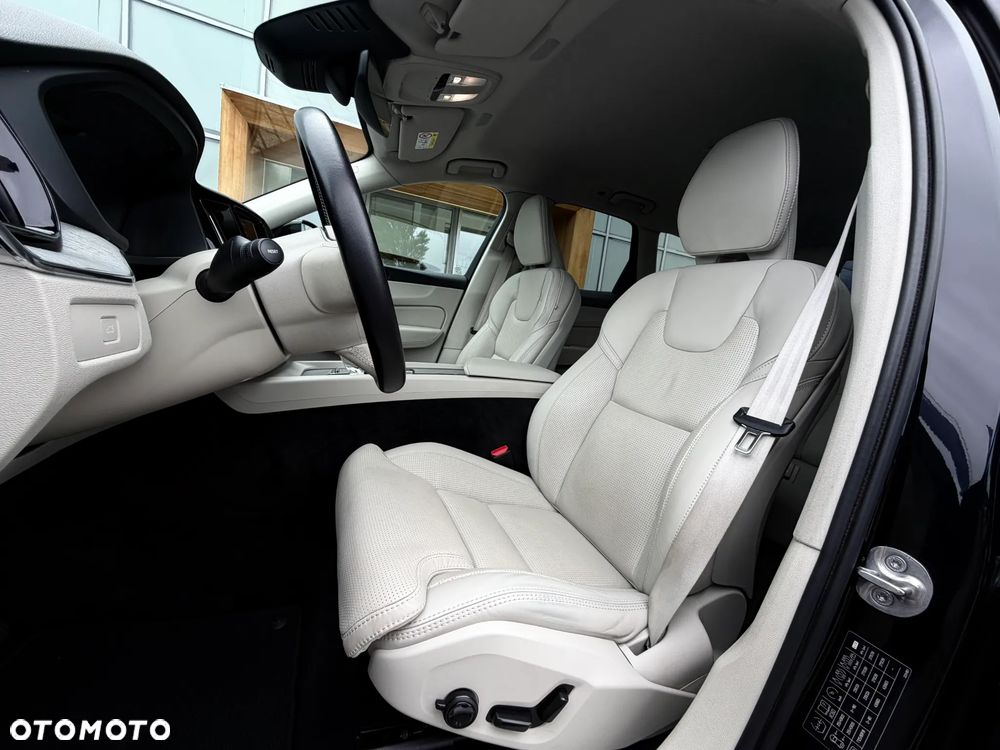 Volvo XC 60 B4 D AWD Plus Dark - 30