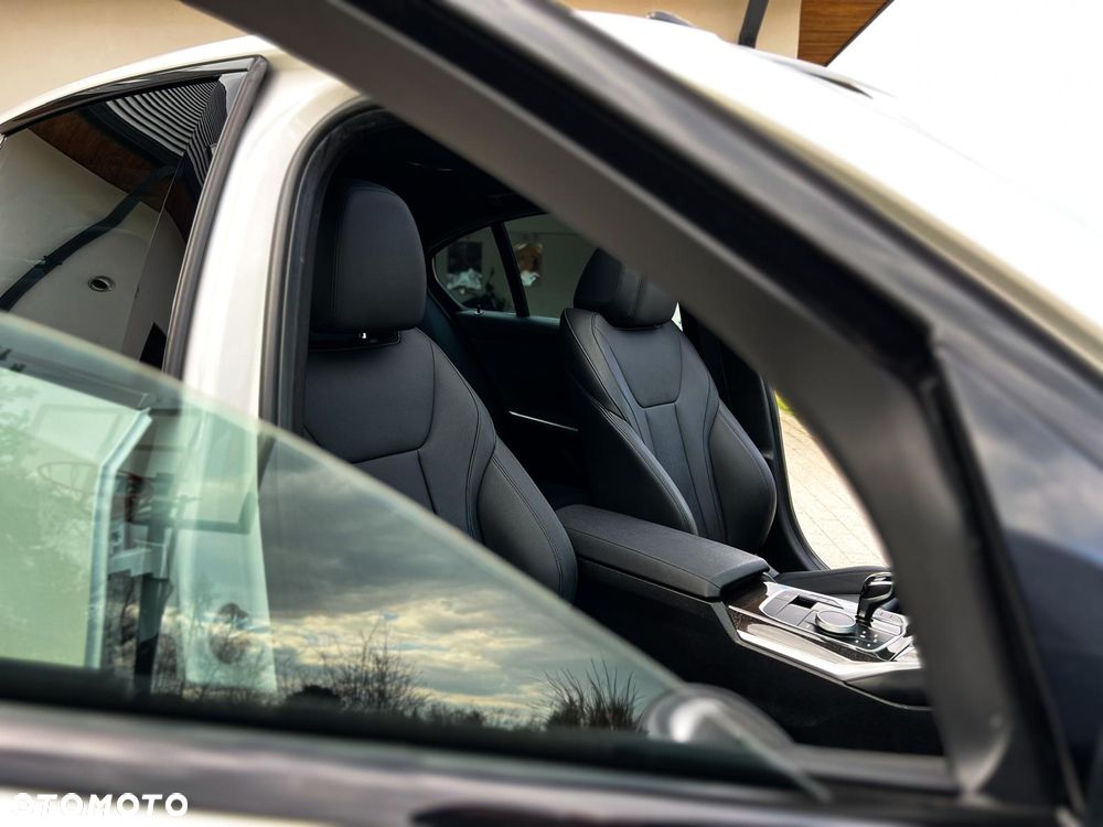 BMW Seria 3 330i Sport Line sport - 34