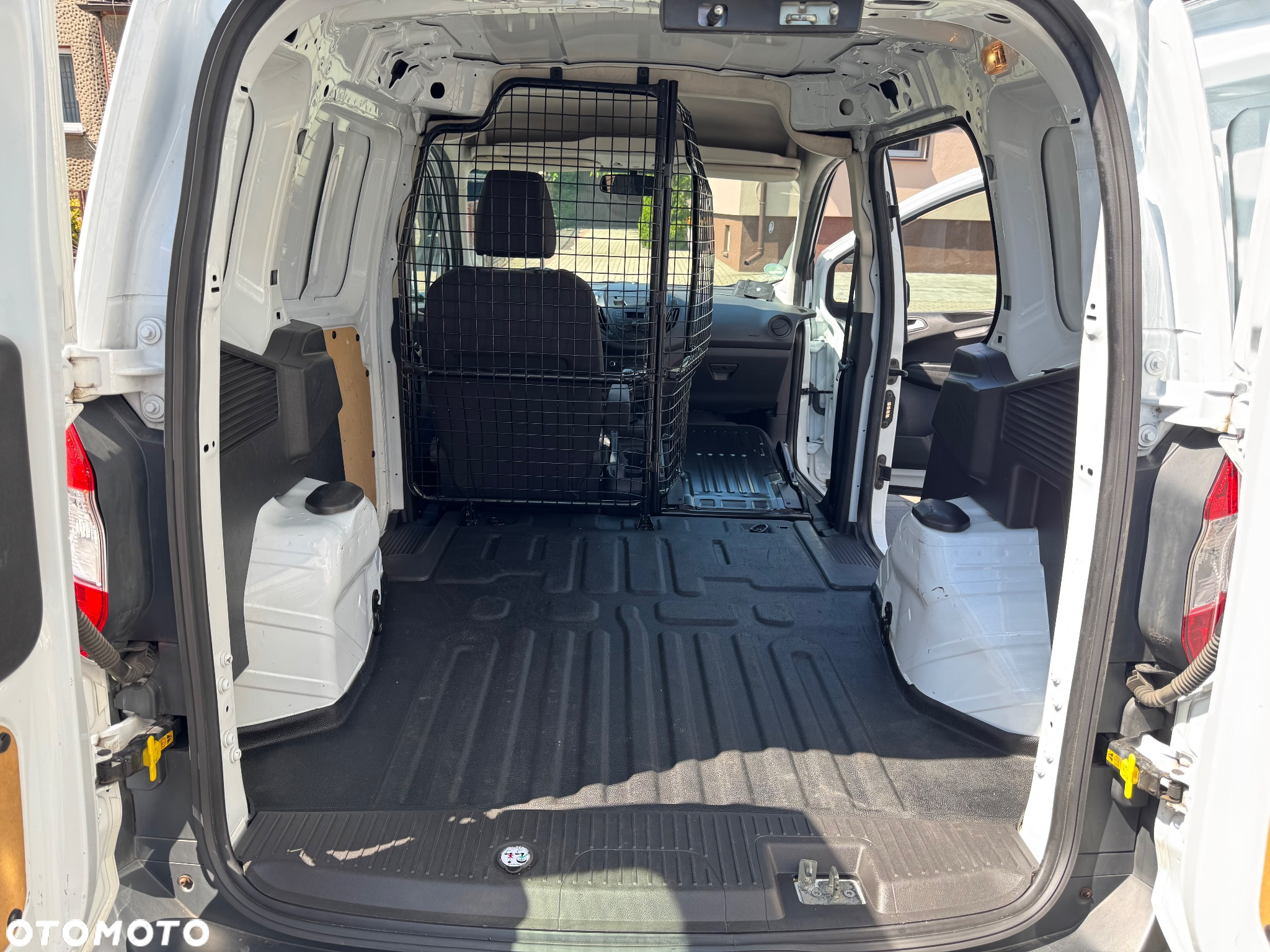 Ford Transit Courier - 13