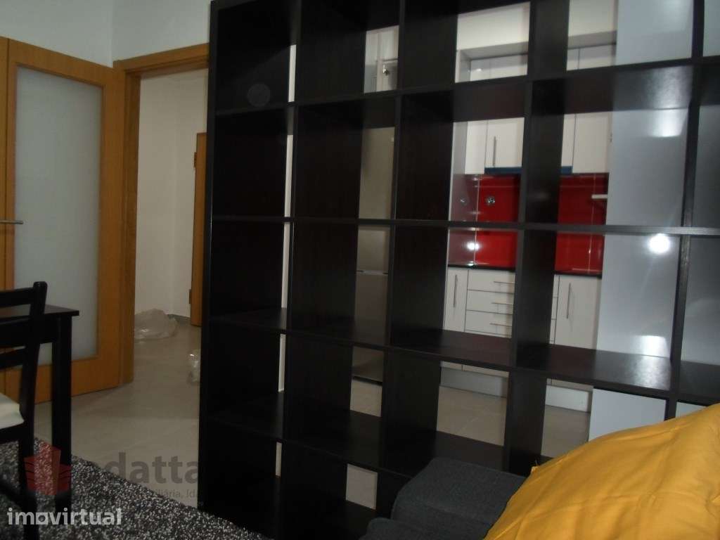 Apartamento T1 com garagem. Mobilado na Rua do Brasil, arrenda-se [... - Grande imagem: 2/16