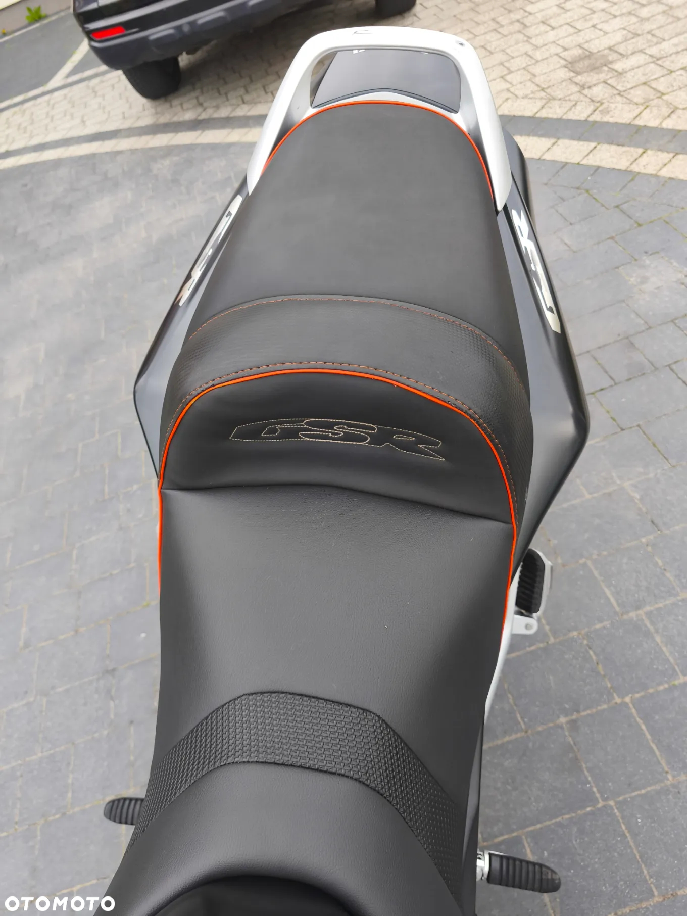 Suzuki GSR - 12
