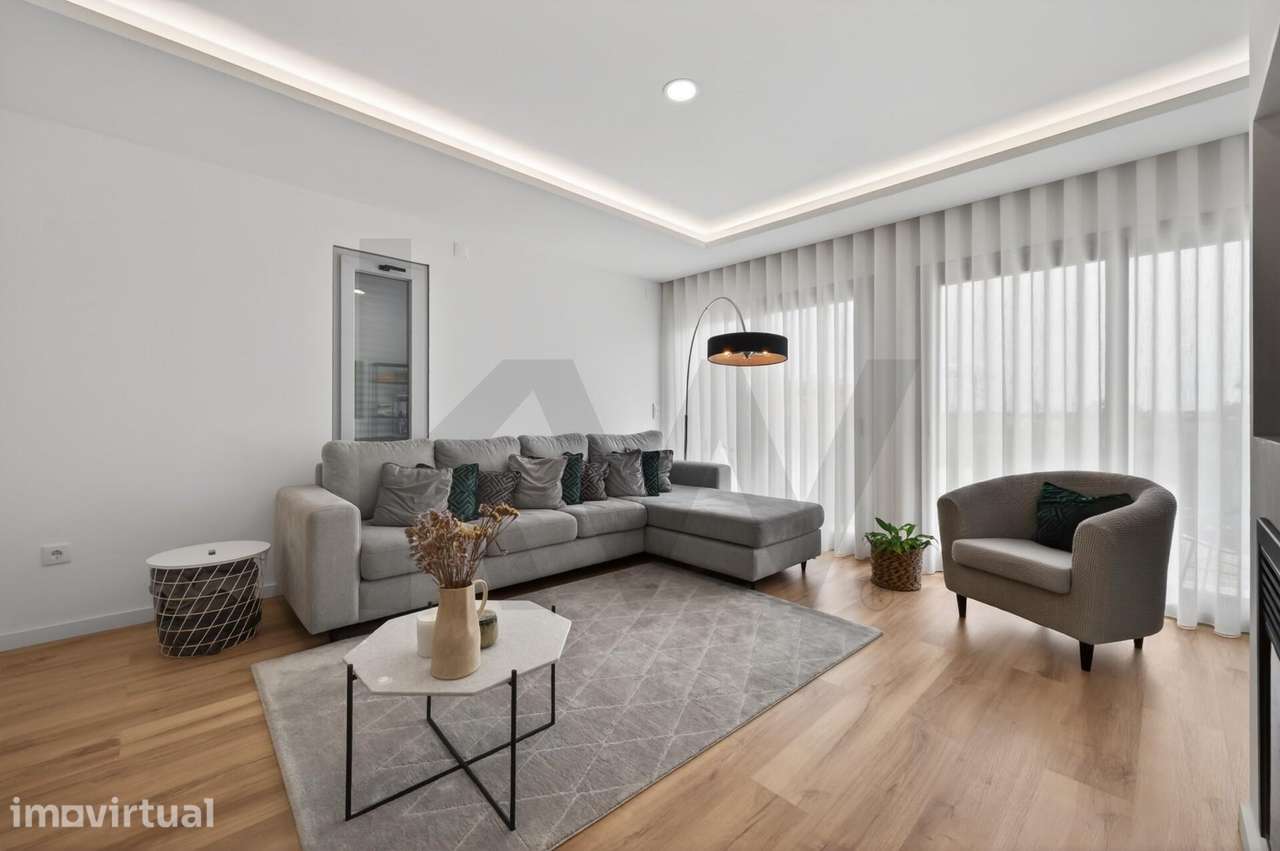 Exclusiva Moradia T4 Nova | Design Moderno e Luminosidade Natural - Grande imagem: 4/43