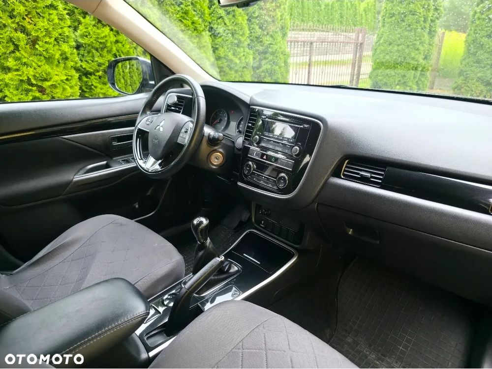 Mitsubishi Outlander 2.0 Invite + 2WD - 9