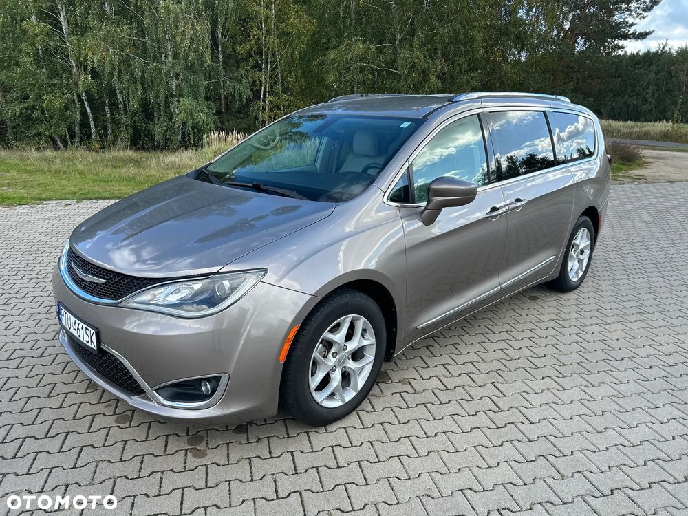Chrysler Pacifica 2017 photo 2