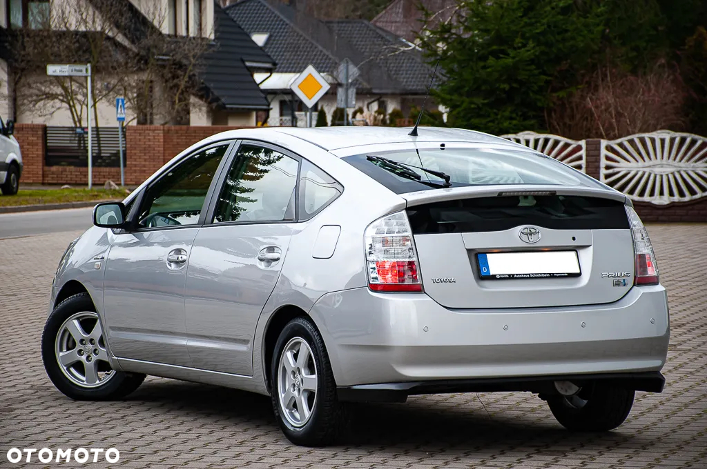 Toyota Prius (Hybrid) Executive - 16