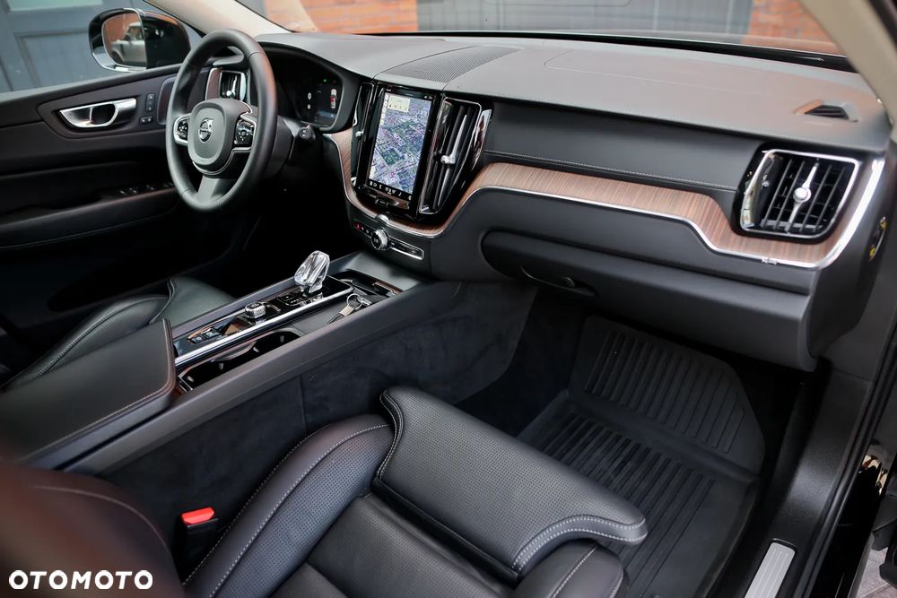 Volvo XC 60 B5 D AWD Ultimate Dark - 24