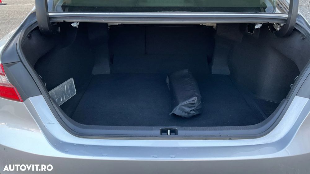 Toyota Camry 2.5 Hybrid Business - 13