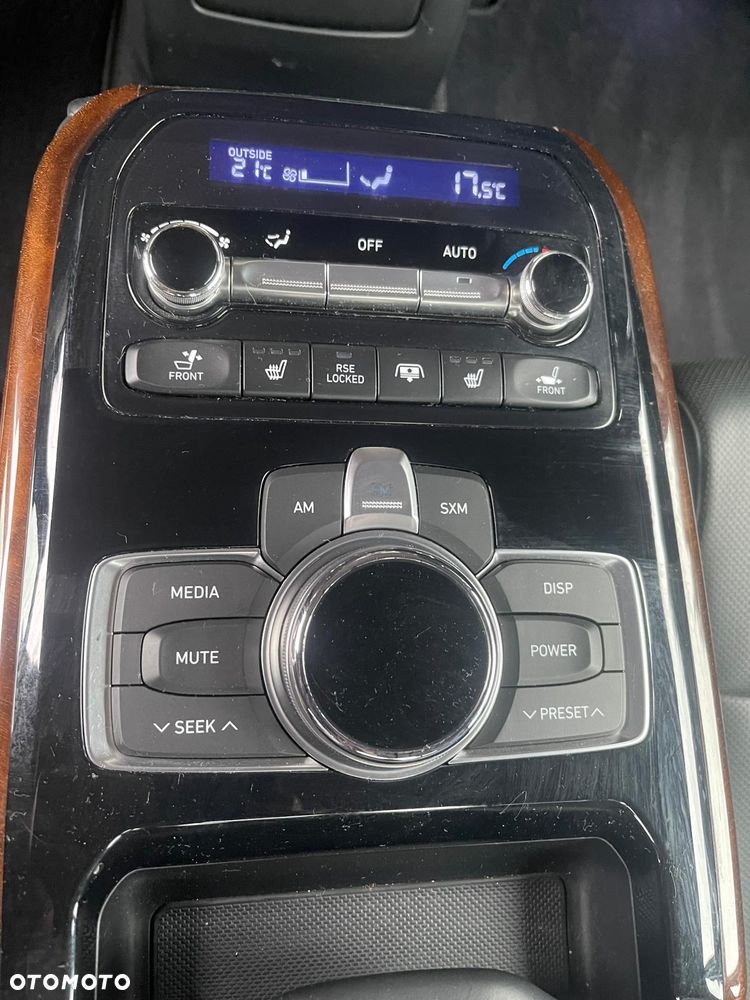 Genesis G90 - 38