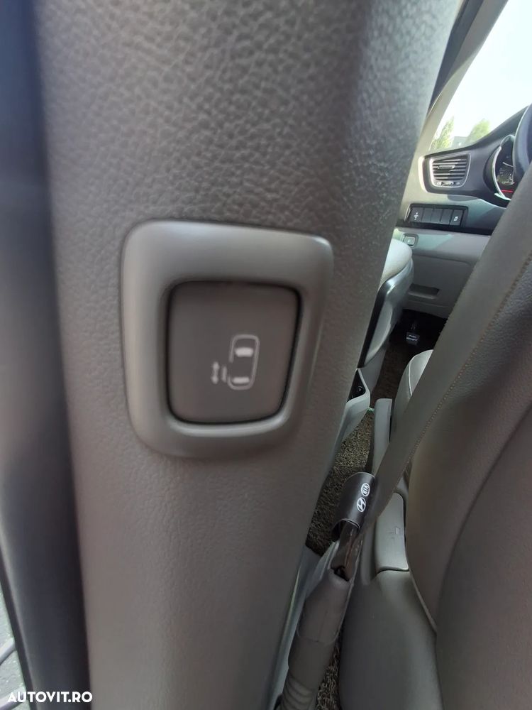 Kia Carnival - 12