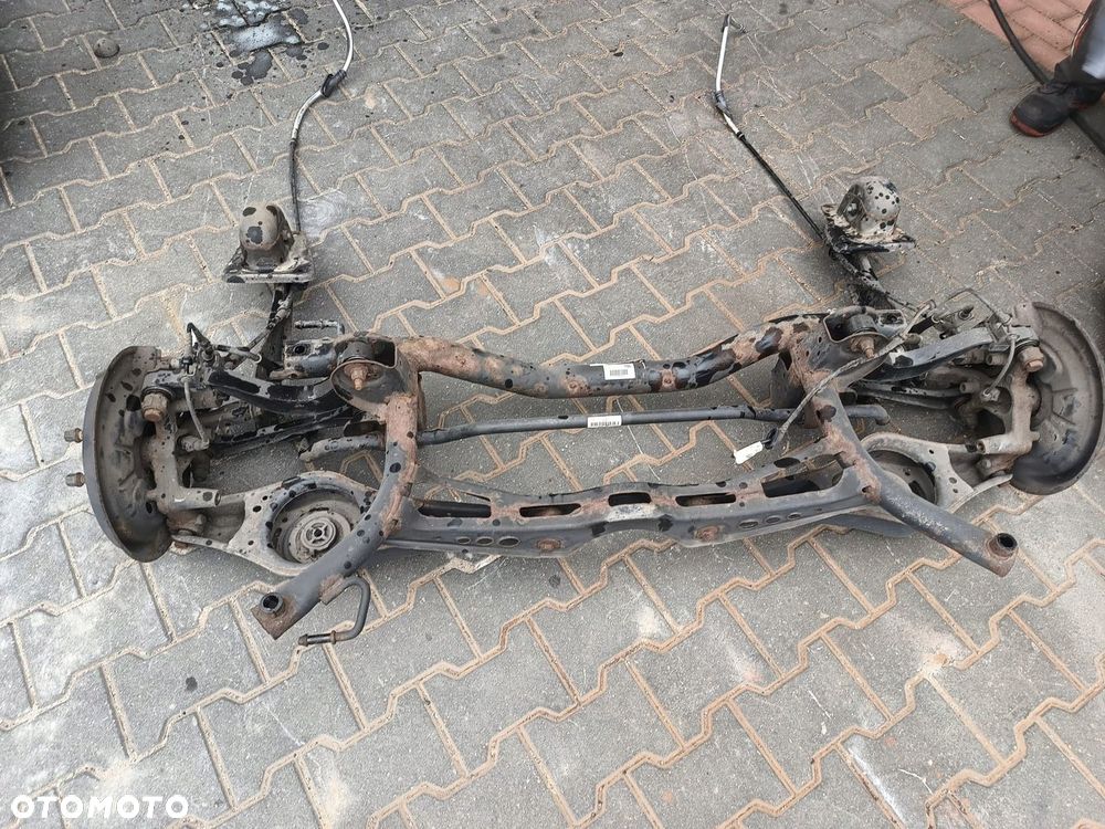 VW GOLF 5 V PLUS 5D OŚ TYLNA BELKA - 1