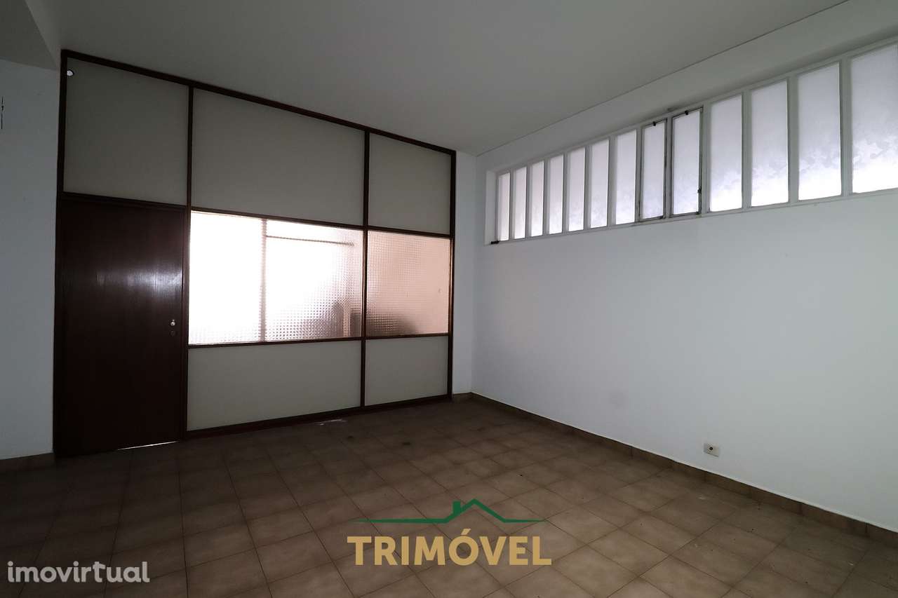 Armazém no Centro de Oliveira de Azeméis - Grande imagem: 5/15