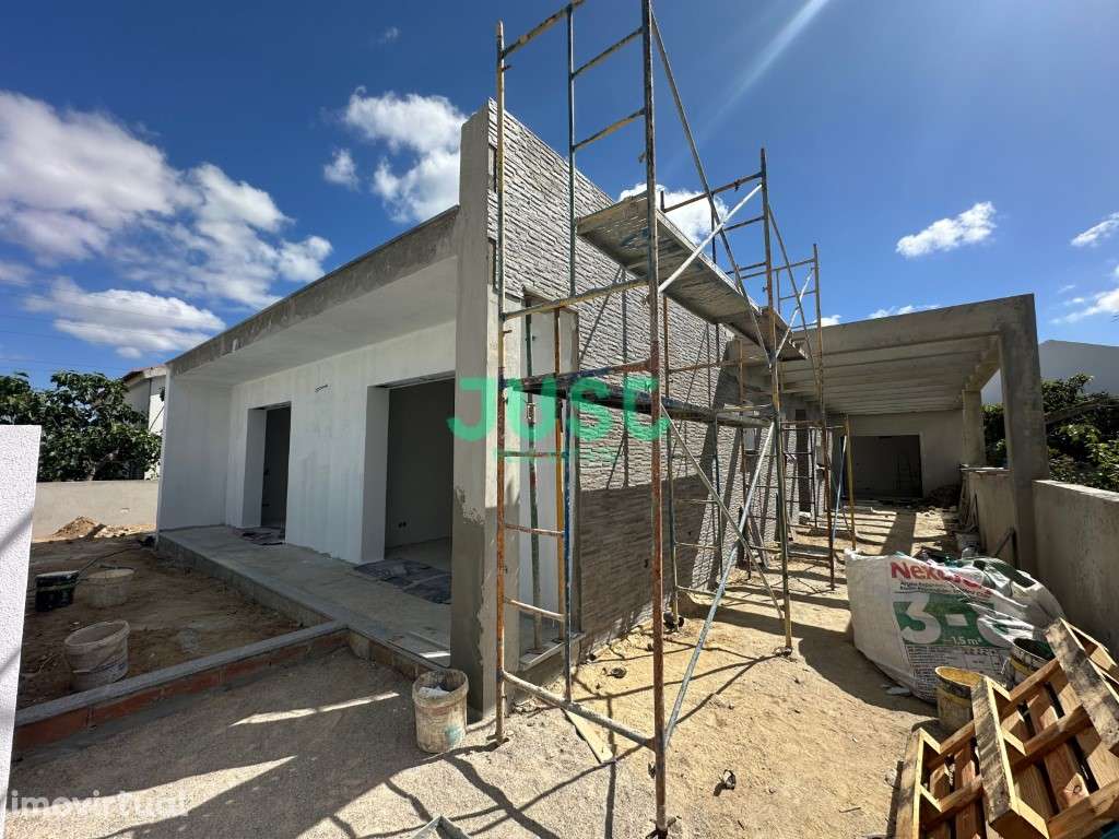 Moradia terréa, isolada, T3+1 com 2 suítes e piscina em Fernão Ferro - Grande imagem: 3/16