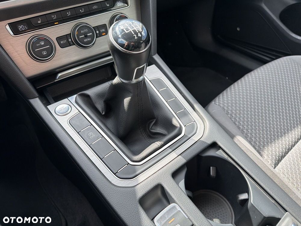 Volkswagen Passat - 17