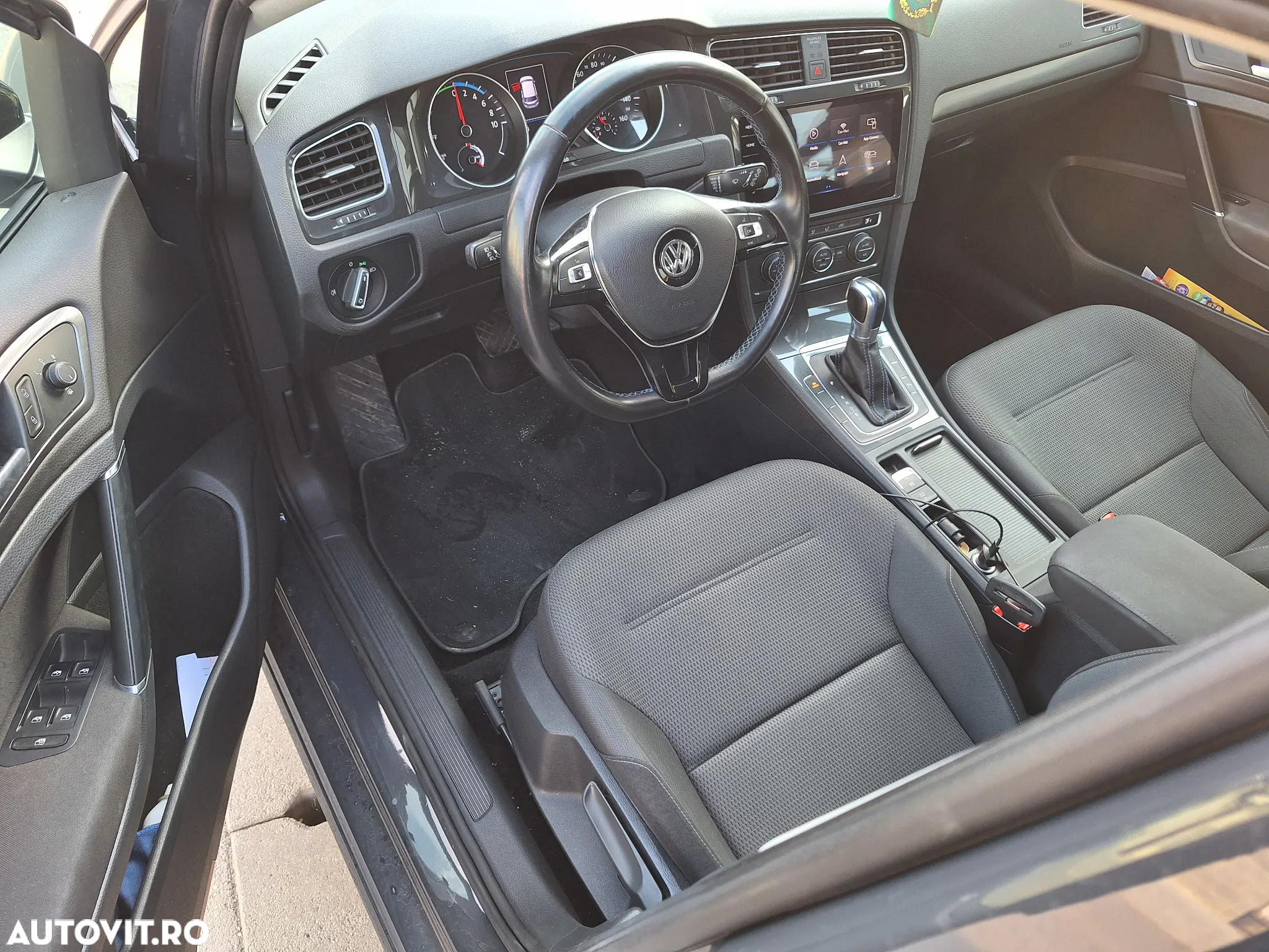 Volkswagen e-Golf - 10