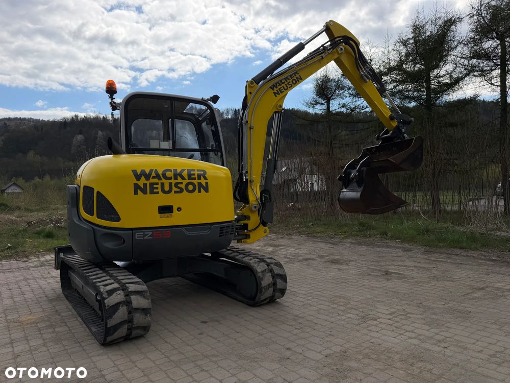Wacker Neuson EZ53 Koparka Gąsienicowa 5,5 Tony. 2020 rok. 1772 mtg. Jak Nówka z salonu! ani deka luzów czy wycieków! Pochodzi z Gospodarstwa Norweskiego! Aktualne serwisy DEKRA BMWT 2027r. 2 łyżki. Silnik PERKINS 4 cyl. 52km. Maszyna Full wypasiona! Bogata wersja Norweska! Klima. Szybkozłącze Hydrauliczne. OKAZJA. Pełny Oryginał historia do sprawdzenia w Wacker autoryzowany! 4 sekcje Hydrauliczne. Po serwisach eksploatacyjnych. Ani Deka luzów i wycieków - 2