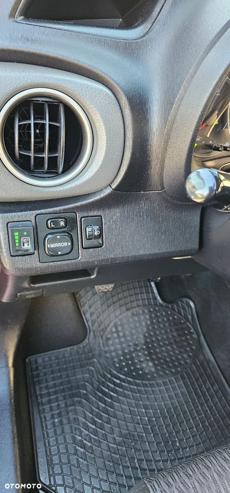 Toyota Yaris - 25