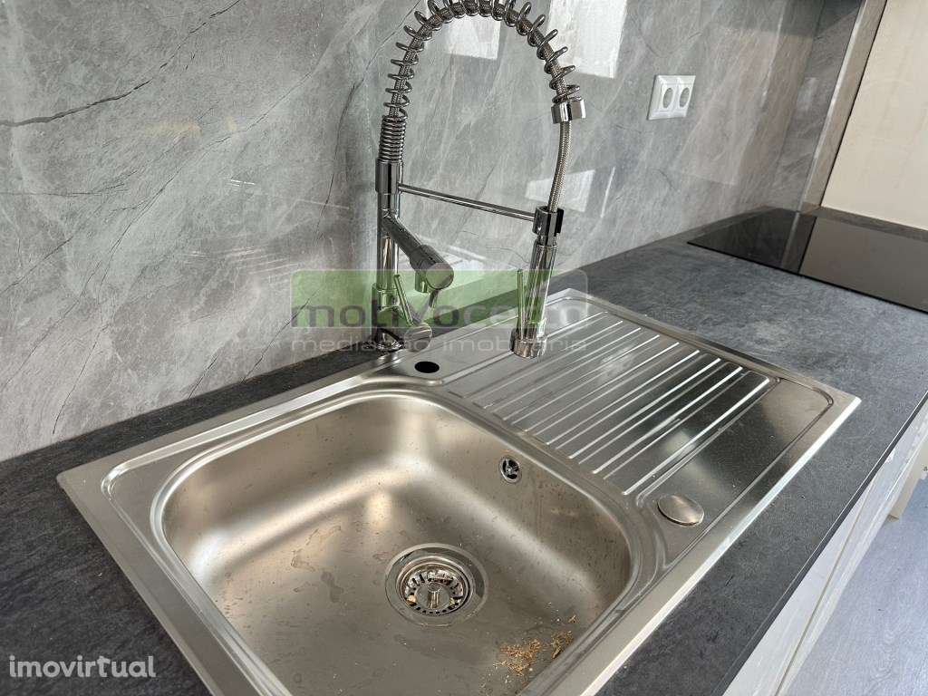 T2 Luminoso e Totalmente Remodelado em Benfica com Cozinha Equipada - Grande imagem: 5/13