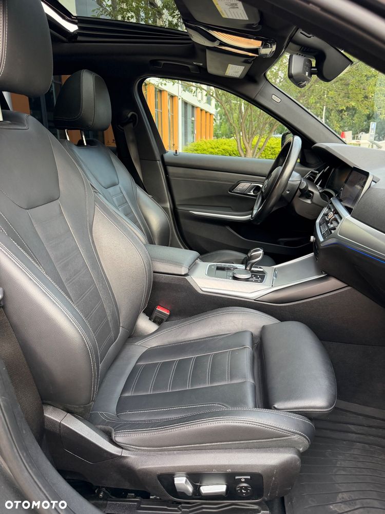 BMW Seria 3 330i xDrive M Sport - 11