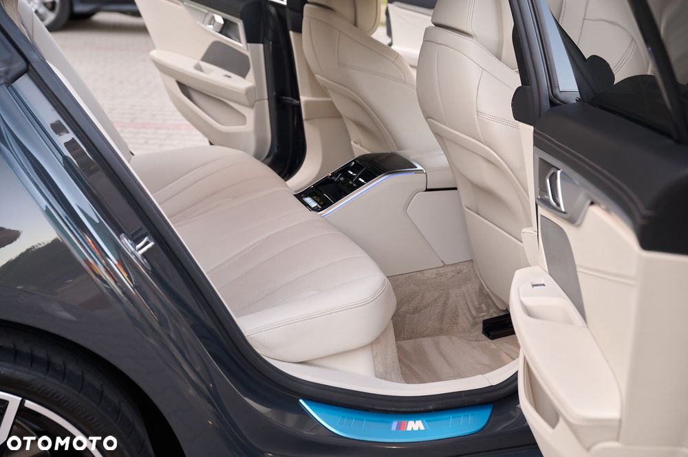 BMW Seria 8 - 21
