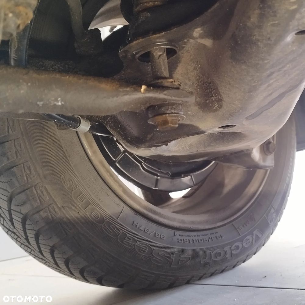 Mitsubishi Grandis 2.4 Inform - 16