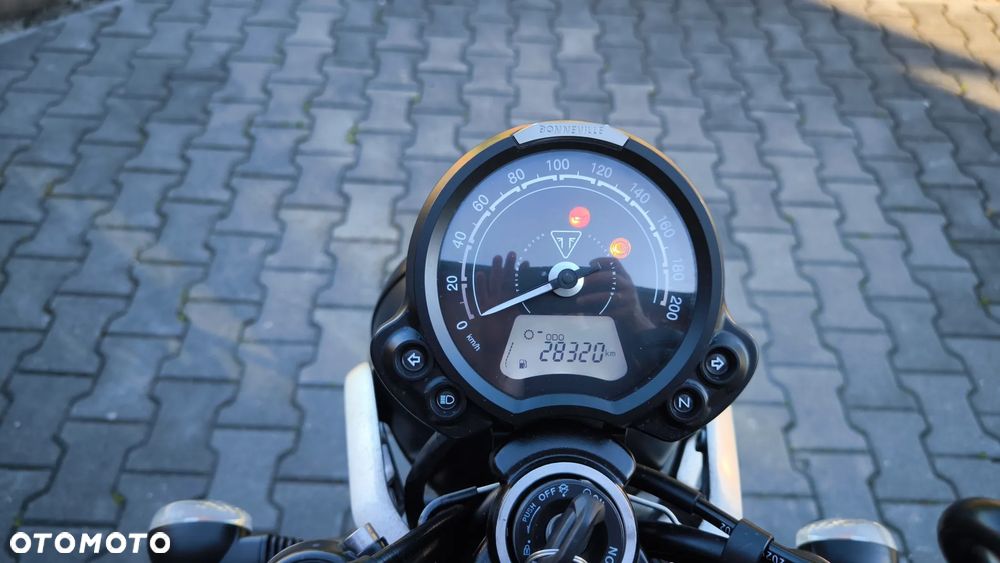 Triumph Street Twin - 11