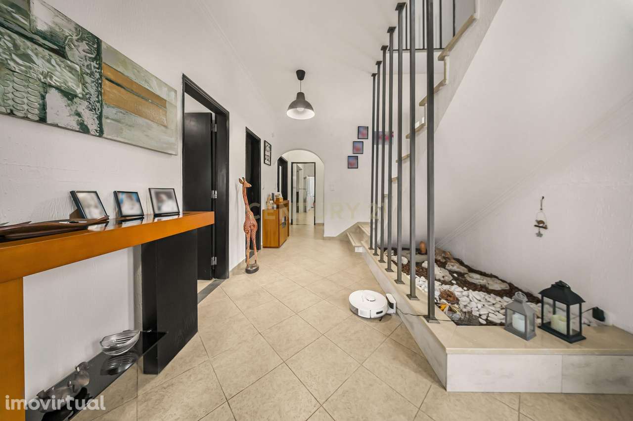 Moradia T4 com áreas generosas em Fernão Ferro - Grande imagem: 2/35