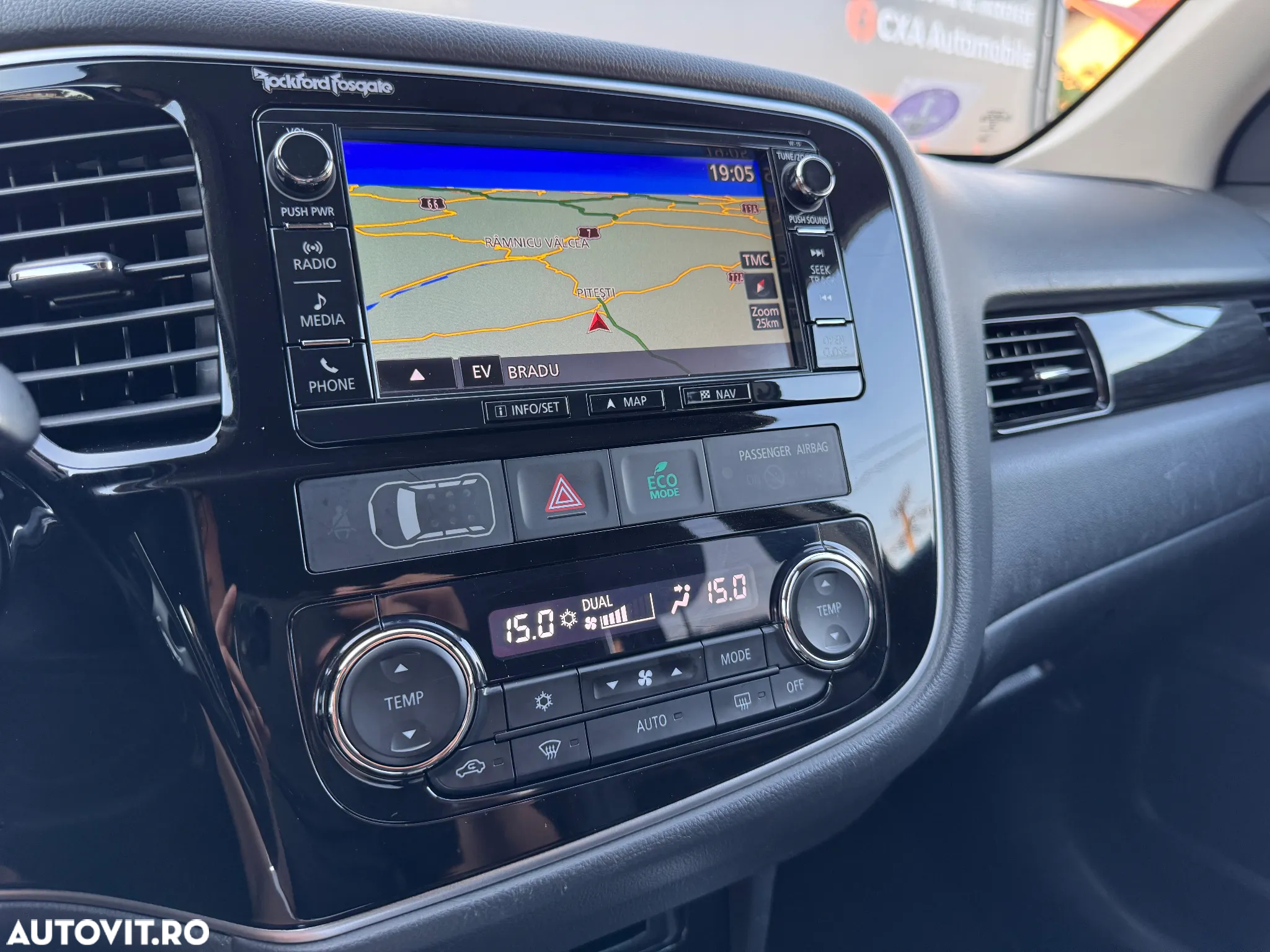 Mitsubishi Outlander 2.0 4WD Plug-In Hybrid - 28