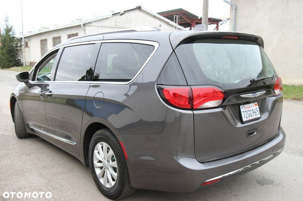 Chrysler Pacifica - 17