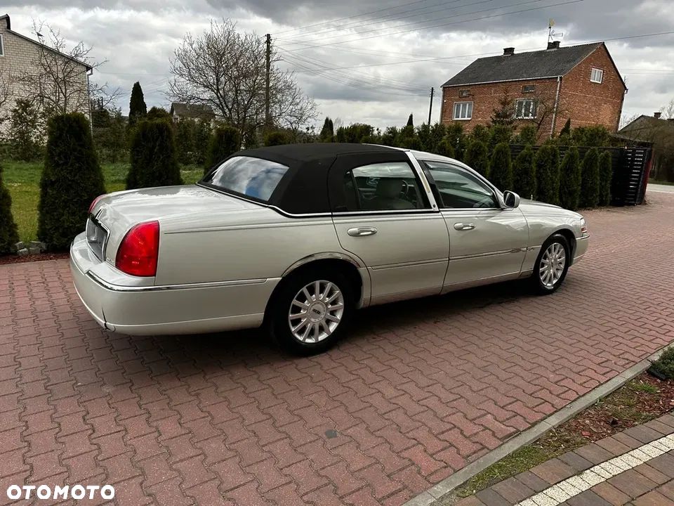 Lincoln Town Car - 4
