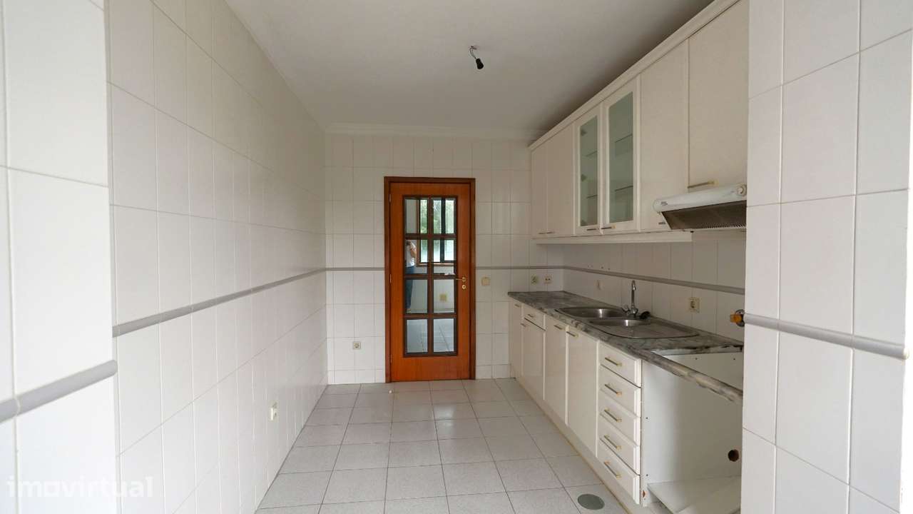 Apartamento T2 com Varanda, Garagem e Elevador -  Grijo V. N. Gaia - Grande imagem: 4/12