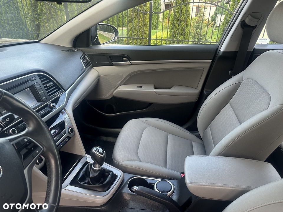 Hyundai Elantra 1.6 Comfort - 9