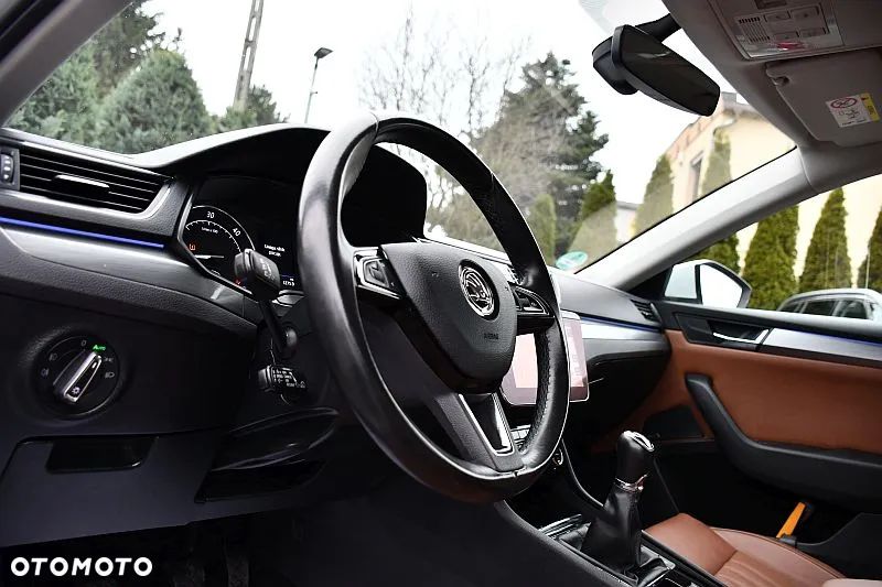 Skoda Superb 2.0 TDI Sportline - 11