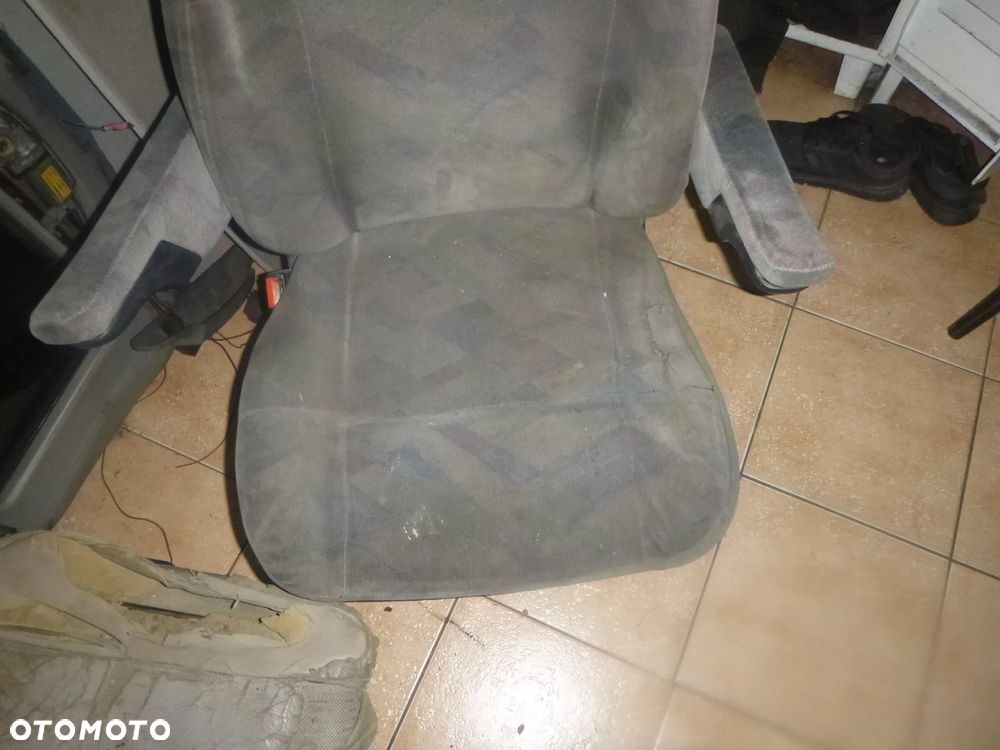 FOTEL KIEROWCY VW T4 Z PODŁOKIETNIKIEM - 3