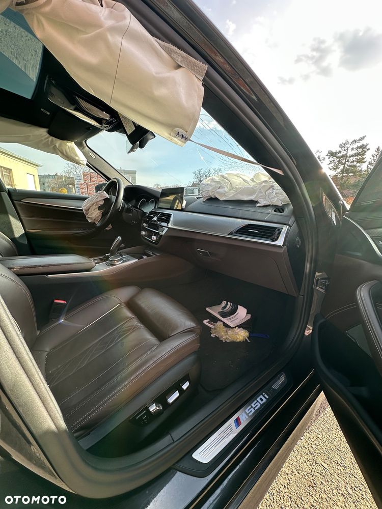 BMW Seria 5 M550i xDrive sport - 23