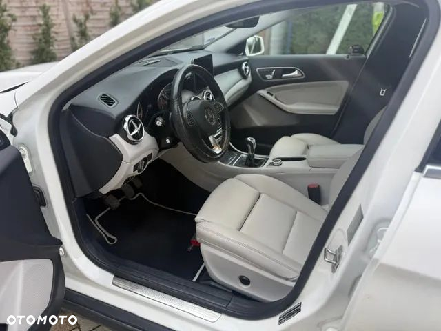 Mercedes-Benz GLA 200 Urban - 17