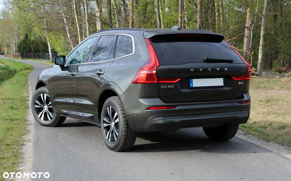 Volvo XC 60 B4 D AWD Geartronic Momentum Pro - 2