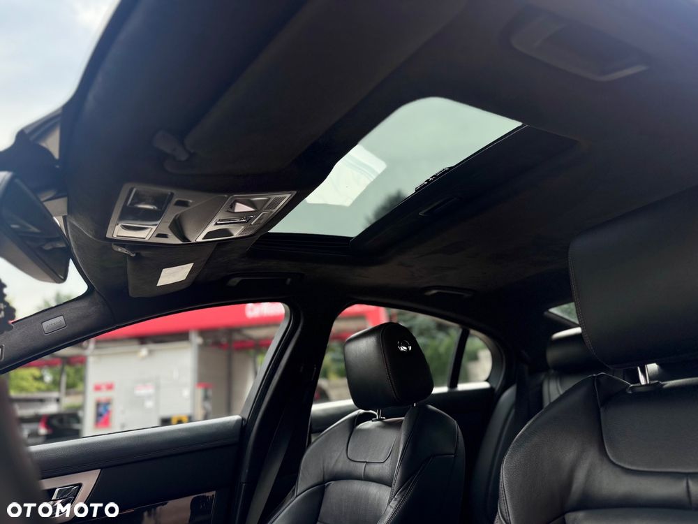 Jaguar XF 2.2 D R-Sport - 23